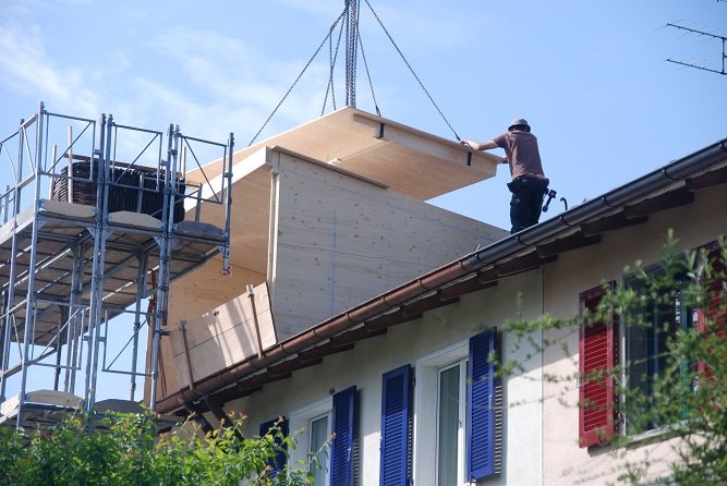 Montage eines Aufstockungs-Elements per Kran