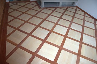 Diagonal verlegter Felderparkett aus Birnbaum und Ahorn