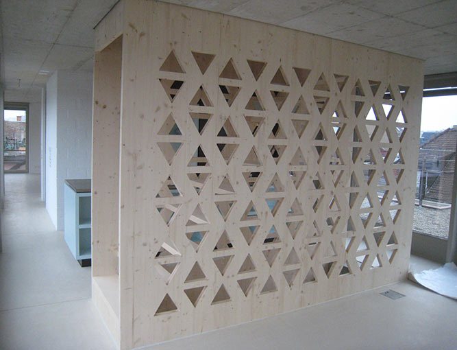 Raumteiler aus Holz mit ausgeschnittenem Ornament