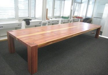Sitzungstisch aus Mammutbaum für die ETH Zürich
