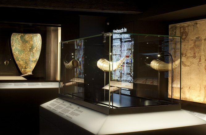 Beleuchtete Museumsvitrinen